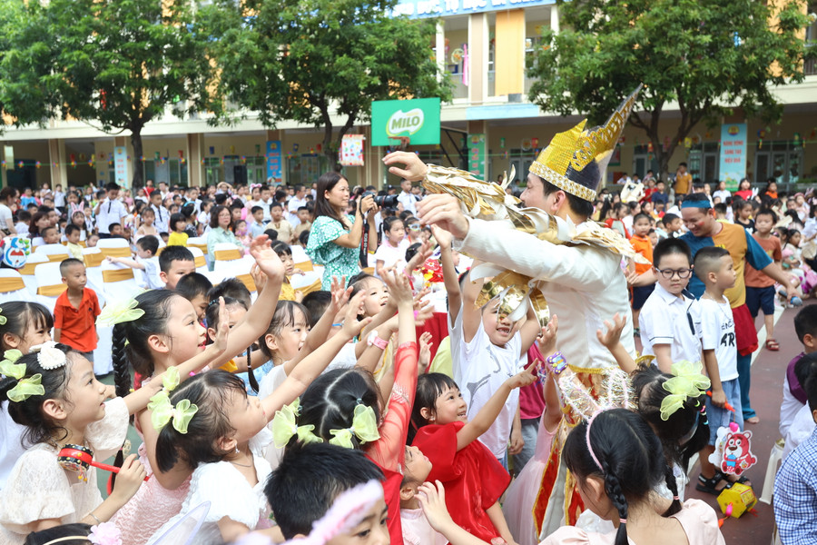 Các em học sinh trường tiểu học Dịch Vọng B cùng đón Tết Trung thu tại trường. Các em học sinh trường tiểu học Dịch Vọng B cùng đón Tết Trung thu tại trường.