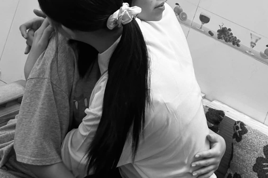 Hoa hậu Bảo Ngọc nhận nuôi một bé gái mất gia đình trong vụ cháy chung cư mini ở Hà Nội làm em gái, hứa sẽ lo ăn học đến năm 18 tuổi.