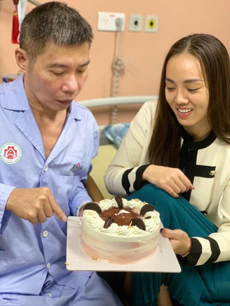 Bà xã NSND Công Lý nghẹn ngào nhắc lại khoảng thời gian chồng bị đột quỵ. Bà xã NSND Công Lý nghẹn ngào nhắc lại khoảng thời gian chồng bị đột quỵ.