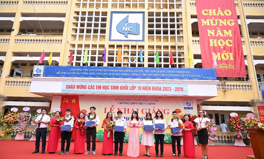 Đại diện BGH trao thưởng và vinh danh các em học sinh đạt thành tích cao trong học tập. Đại diện BGH trao thưởng và vinh danh các em học sinh đạt thành tích cao trong học tập.