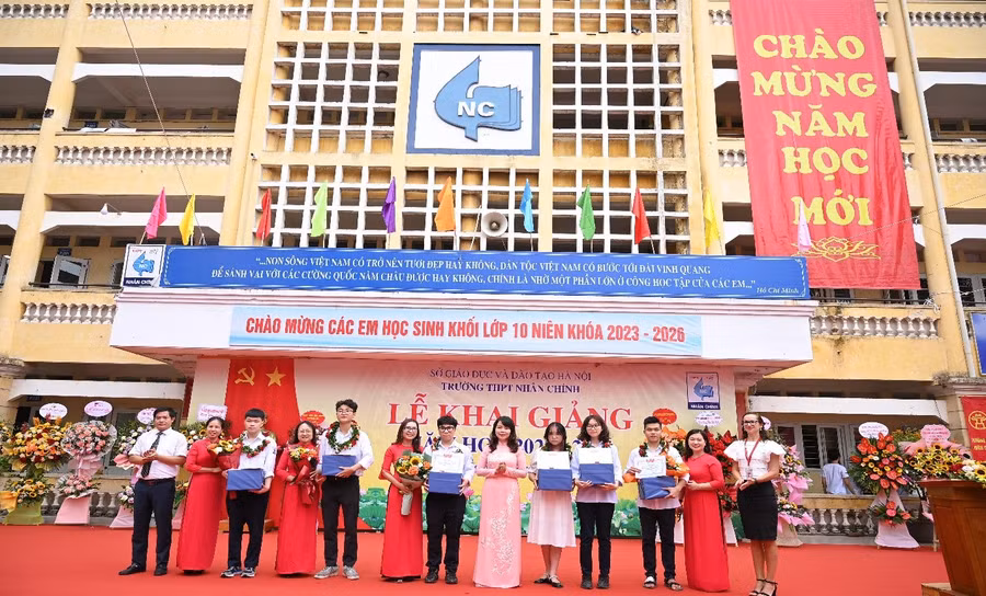 Đại diện BGH trao thưởng và vinh danh các em học sinh đạt thành tích cao trong học tập.