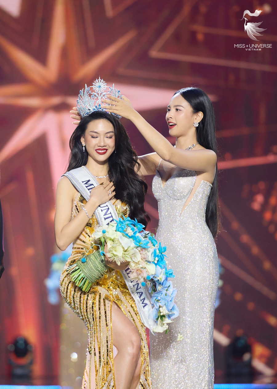 Khoảnh khắc đăng quang của Tân Miss Universe Vietnam 2023 - Bùi Quỳnh Hoa đến từ Thủ đô Hà Nội. Khoảnh khắc đăng quang của Tân Miss Universe Vietnam 2023 - Bùi Quỳnh Hoa đến từ Thủ đô Hà Nội.