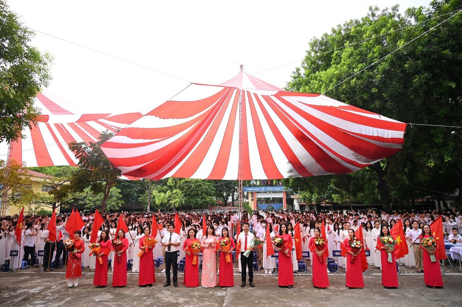 Gần 1.800 học sinh trường THPT Nhân Chính tham dự ngày khai trường. Gần 1.800 học sinh trường THPT Nhân Chính tham dự ngày khai trường.