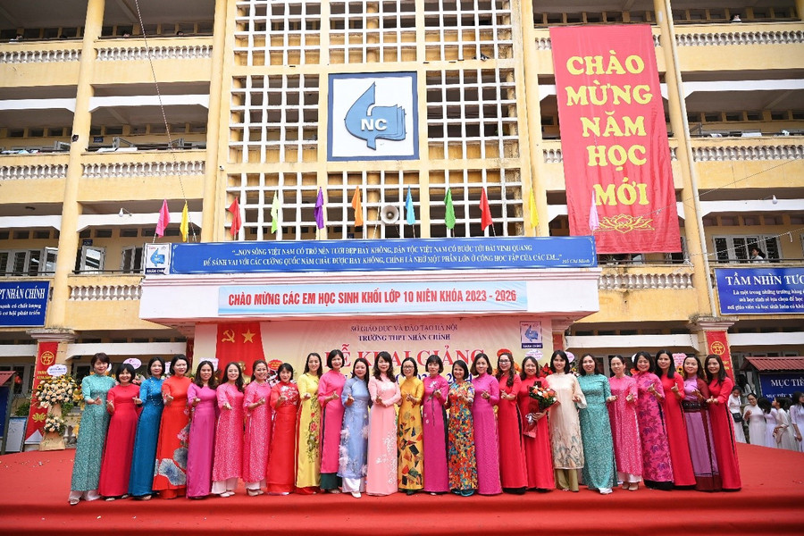 Đội ngũ giáo viên nữ Trường THPT Nhân Chính tại buổi lễ khai giảng năm học 2023-2024. Đội ngũ giáo viên nữ Trường THPT Nhân Chính tại buổi lễ khai giảng năm học 2023-2024.