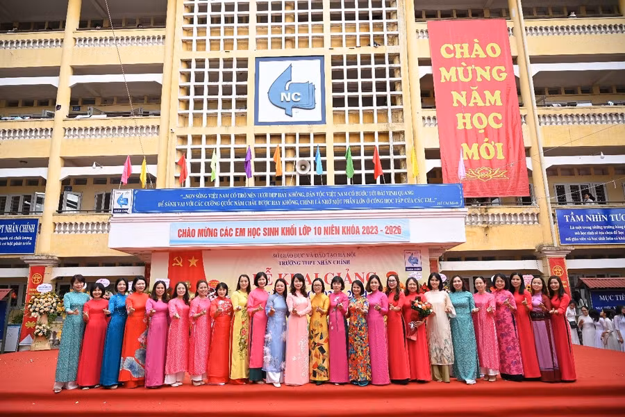 Đội ngũ giáo viên nữ Trường THPT Nhân Chính tại buổi lễ khai giảng năm học 2023-2024.