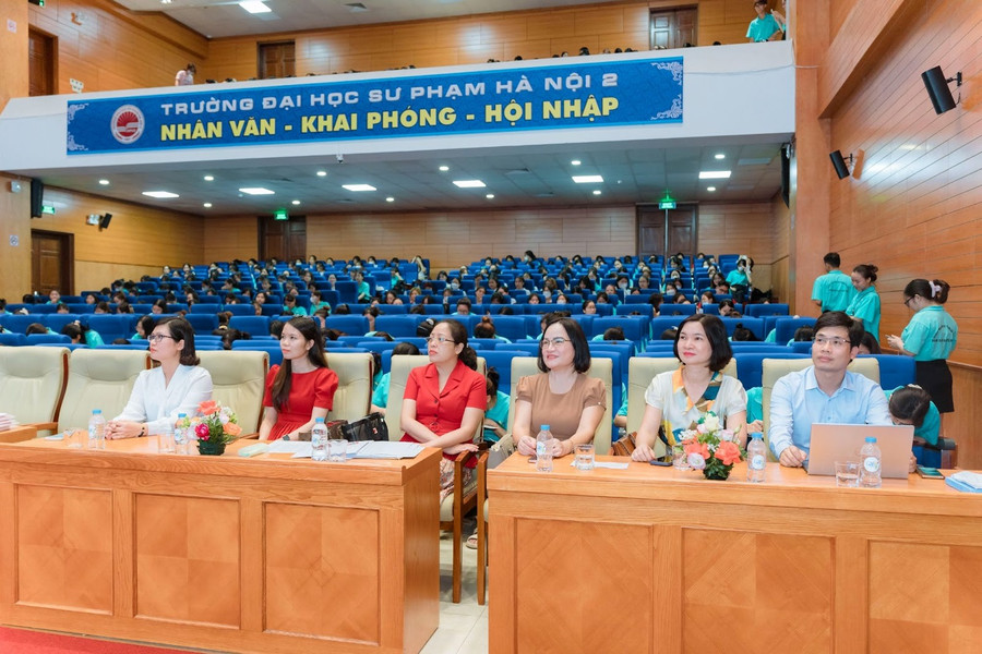 Các thầy cô giáo khoa Giáo dục Tiểu học cùng nhà tài trợ và khách mời.
