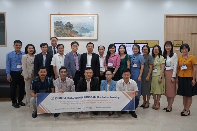 Các học viên khóa đào tạo chụp ảnh lưu niệm.