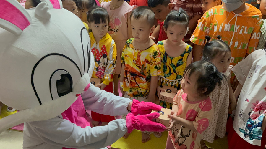 Thùy Tiên vui chơi trung thu cùng bệnh nhi ở Cà Mau, Sóc Trăng. Thùy Tiên vui chơi trung thu cùng bệnh nhi ở Cà Mau, Sóc Trăng.