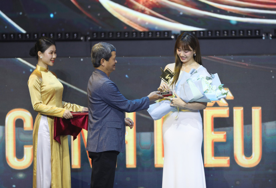 Hari Won thay mặt Trấn Thành nhận giải thưởng Biên kịch xuất sắc phim điện ảnh tại Cánh diều Vàng 2023. Hari Won thay mặt Trấn Thành nhận giải thưởng Biên kịch xuất sắc phim điện ảnh tại Cánh diều Vàng 2023.