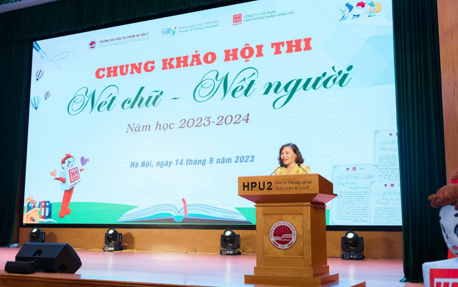 TS.GVCC Nguyễn Thị Tuyết Minh - Trưởng khoa Giáo dục Tiểu học phát biểu tại Hội thi.
