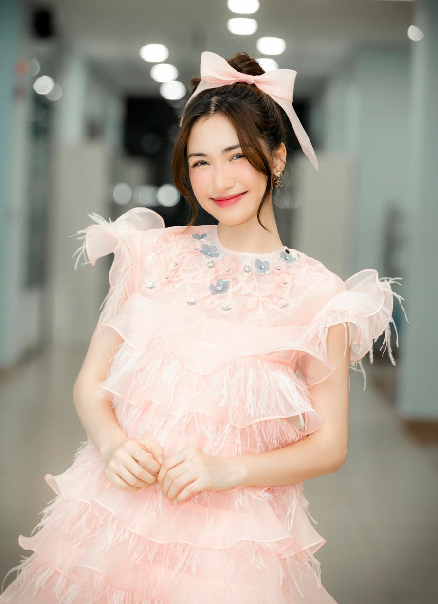 Nữ ca sĩ Hòa Minzy. Nữ ca sĩ Hòa Minzy.