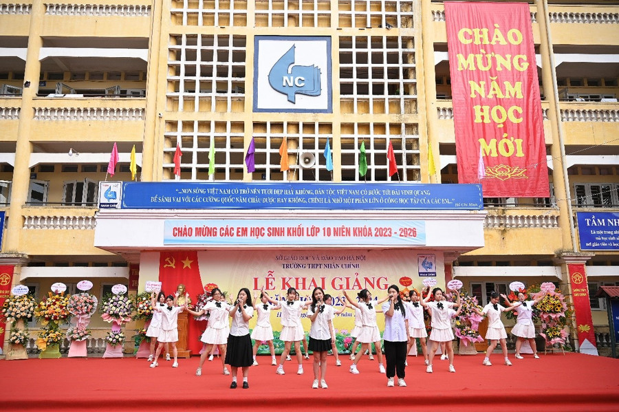 Tiết mục văn nghệ tại buổi lễ khai giảng năm học 2023-2024 của Tường THPT Nhân Chính. Tiết mục văn nghệ tại buổi lễ khai giảng năm học 2023-2024 của Tường THPT Nhân Chính.