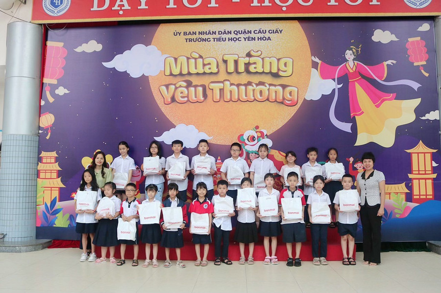 Đại diện Ban giám hiệu Nhà trường cùng Đại diện Ban phụ trường trao tặng quà cho các em học sinh trong trường có hoàn cảnh khó khăn. Đại diện Ban giám hiệu Nhà trường cùng Đại diện Ban phụ trường trao tặng quà cho các em học sinh trong trường có hoàn cảnh khó khăn.