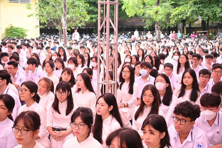 Học sinh khối 10 Trường THPT Nhân Chính tại lễ khai giảng sáng 5/9. Học sinh khối 10 Trường THPT Nhân Chính tại lễ khai giảng sáng 5/9.