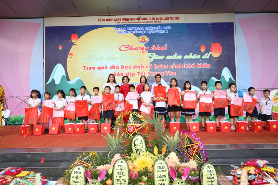 Trao thưởng Cuộc thi thiết kế và làm đèn lồng Trung thu 2023. Trao thưởng Cuộc thi thiết kế và làm đèn lồng Trung thu 2023.