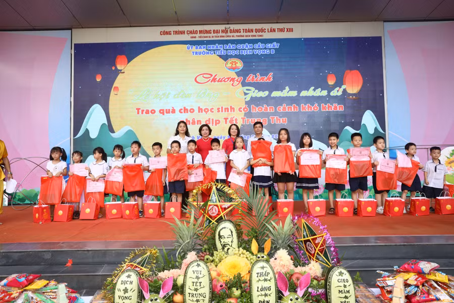 Trao thưởng Cuộc thi thiết kế và làm đèn lồng Trung thu 2023.