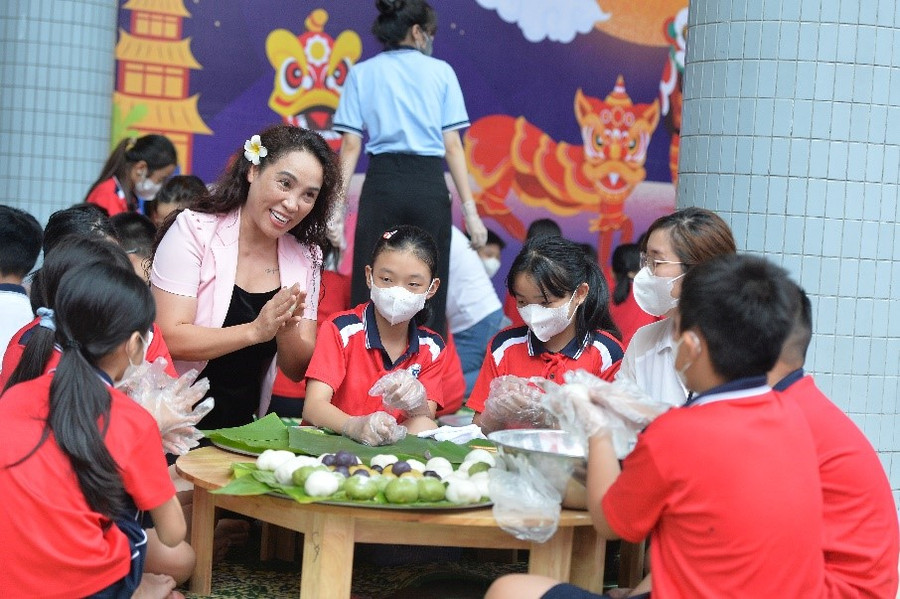 Lãnh đạo Phòng GD&ĐT Cầu Giấy tham gia trải nghiệm làm bánh cùng các em học sinh. Lãnh đạo Phòng GD&ĐT Cầu Giấy tham gia trải nghiệm làm bánh cùng các em học sinh.
