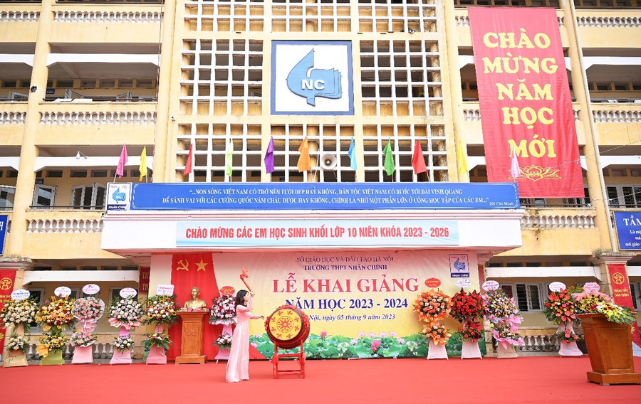 Cô Nguyễn Phương Lan, Phó Bí thư Chi bộ, Phó Hiệu trưởng phụ trách Trường THPT Nhân Chính đánh trống khai giảng năm học 2023 – 2024. Cô Nguyễn Phương Lan, Phó Bí thư Chi bộ, Phó Hiệu trưởng phụ trách Trường THPT Nhân Chính đánh trống khai giảng năm học 2023 – 2024.