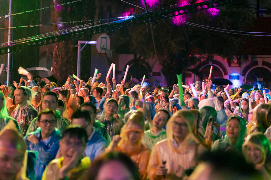 Rất đông khán giả đội mưa để theo dõi màn trình diễn của Phương Mỹ Chi. Rất đông khán giả đội mưa để theo dõi màn trình diễn của Phương Mỹ Chi.