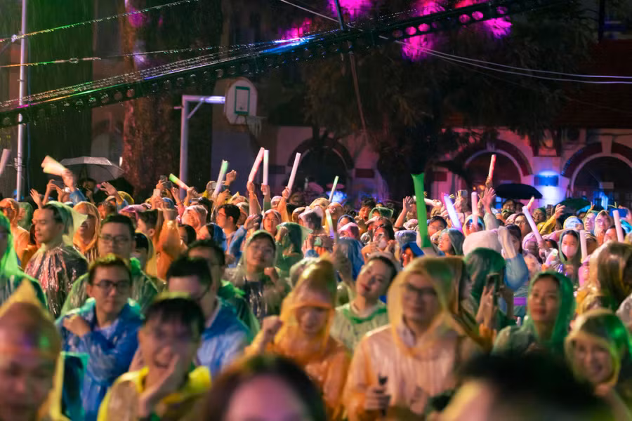 Rất đông khán giả đội mưa để theo dõi màn trình diễn của Phương Mỹ Chi.