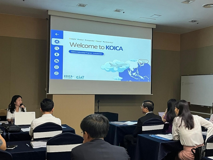 Bà Lee Jihyun giới thiệu về chương trình tập huấn.