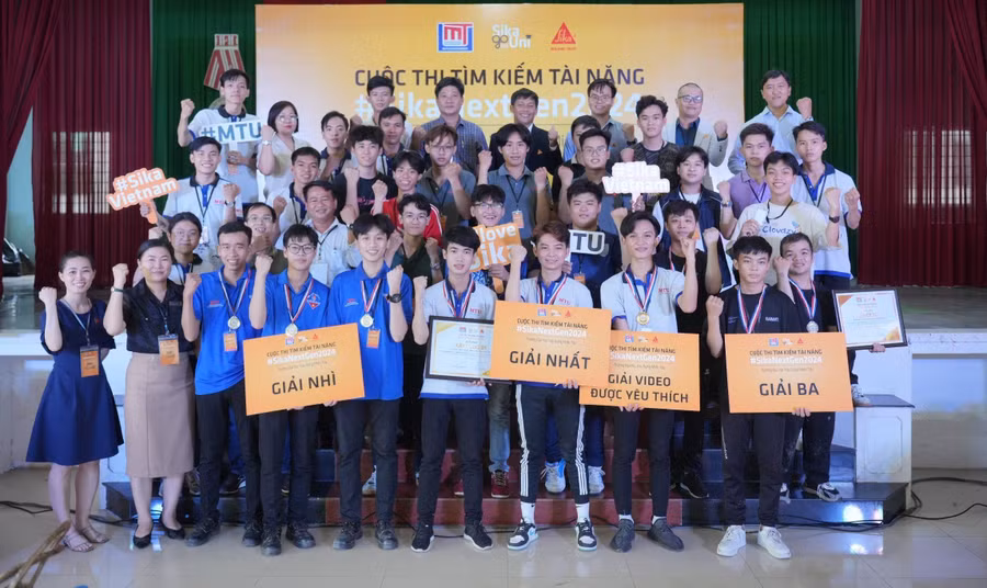 Ban tổ chức chụp ảnh lưu niệm cùng các đội tham dự cuộc thi. Ban tổ chức chụp ảnh lưu niệm cùng các đội tham dự cuộc thi.