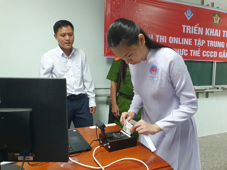 HS thử hệ thống xác thực thi online tập trung qua nền tảng công nghệ xác thực thẻ CCCD gắn chip điện tử.