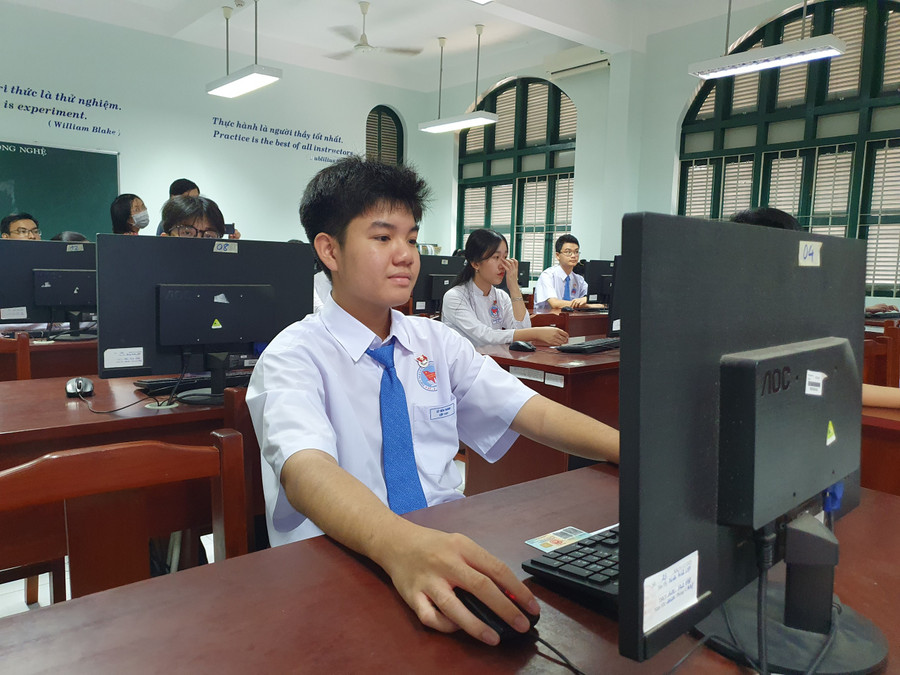 HS Trường THPT Nguyễn Đình Chiểu tham gia thi thử trên hệ thống. HS Trường THPT Nguyễn Đình Chiểu tham gia thi thử trên hệ thống.