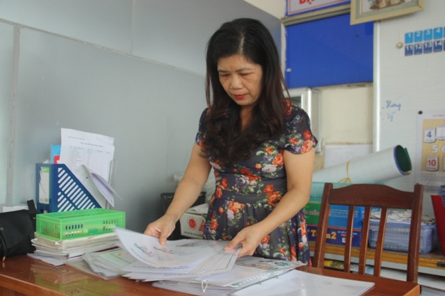 Cô Nguyễn Thị Thanh Thủy chuẩn bị đồ dùng trên lớp học trước năm học mới.