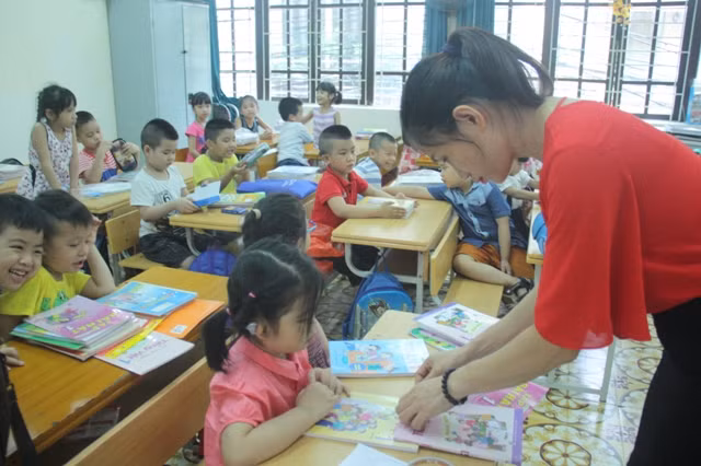 Cô Trịnh Thị Liên cùng học trò chuẩn bị sách vở trước năm học mới