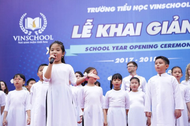 Các học sinh Vinschool (Vinsers) đã có một Lễ khai giảng hân hoan và nhiều cảm xúc. Với tinh thần “Vinsers Thế kỷ 21”, học sinh Vinschool đã chủ động dẫn dắt chương trình Khai giảng bằng song ngữ, chủ trì các tiết mục trong chương trình.