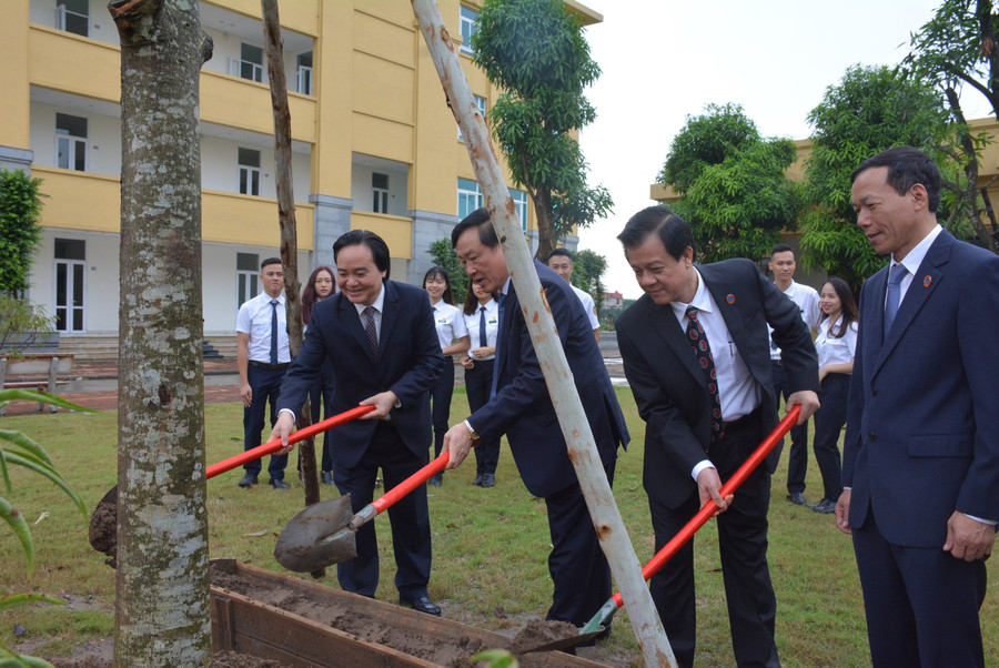 Bộ trưởng Phùng Xuân Nhạ cùng các quan khách trồng câu lưu niệm tại Học viện Toà án