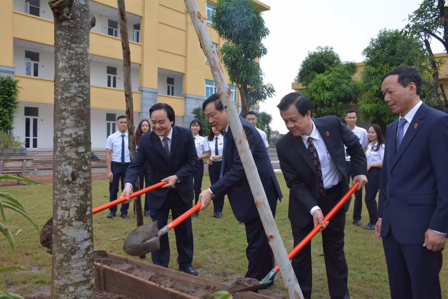 Bộ trưởng Phùng Xuân Nhạ cùng các quan khách trồng câu lưu niệm tại Học viện Toà án