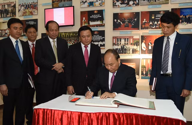 Thủ tướng Nguyễn Xuân Phúc viết lưu bút tại Học viện Chính trị Quốc gia Hồ Chí Minh