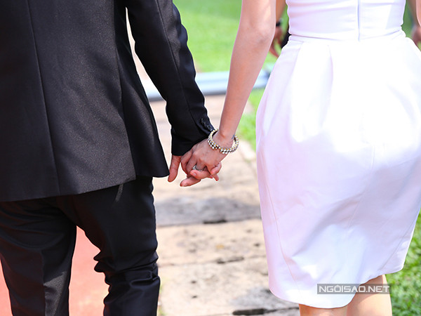 thuy-tien-hanh-phuc-duoc-chong-cham-soc-ti-mi-o-su-kien-2