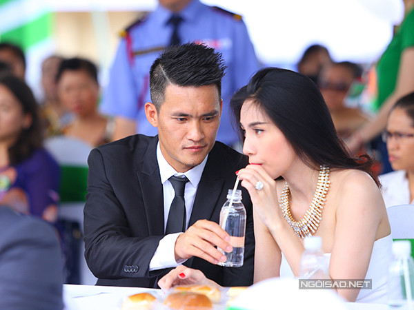 thuy-tien-hanh-phuc-duoc-chong-cham-soc-ti-mi-o-su-kien-4