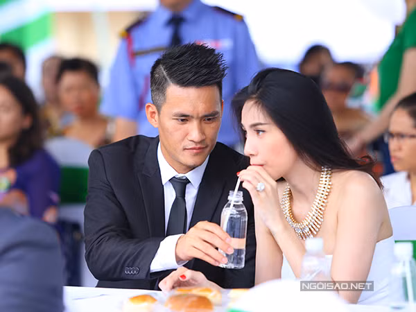 thuy-tien-hanh-phuc-duoc-chong-cham-soc-ti-mi-o-su-kien-4