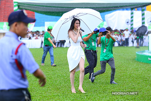 thuy-tien-hanh-phuc-duoc-chong-cham-soc-ti-mi-o-su-kien-9