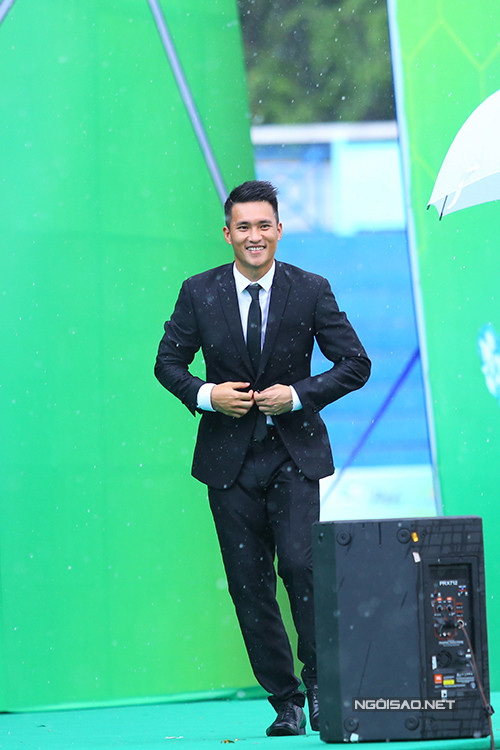 thuy-tien-hanh-phuc-duoc-chong-cham-soc-ti-mi-o-su-kien-8