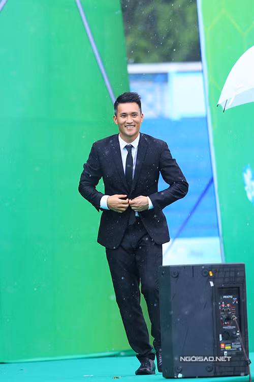 thuy-tien-hanh-phuc-duoc-chong-cham-soc-ti-mi-o-su-kien-8