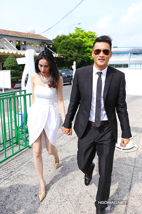 Thủy Tiên hạnh phúc được chồng chăm sóc tỉ mỉ ở sự kiện