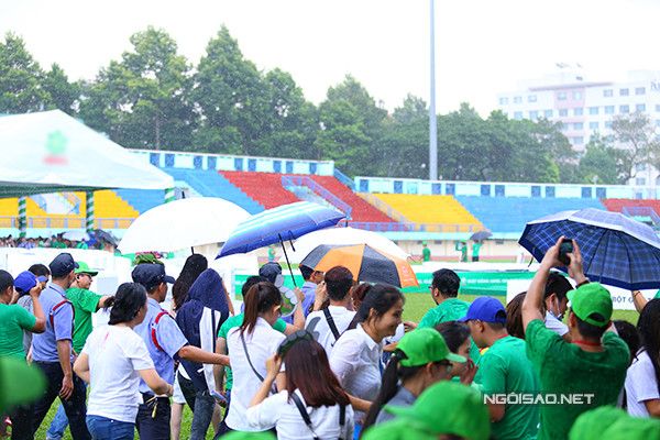 thuy-tien-hanh-phuc-duoc-chong-cham-soc-ti-mi-o-su-kien-10