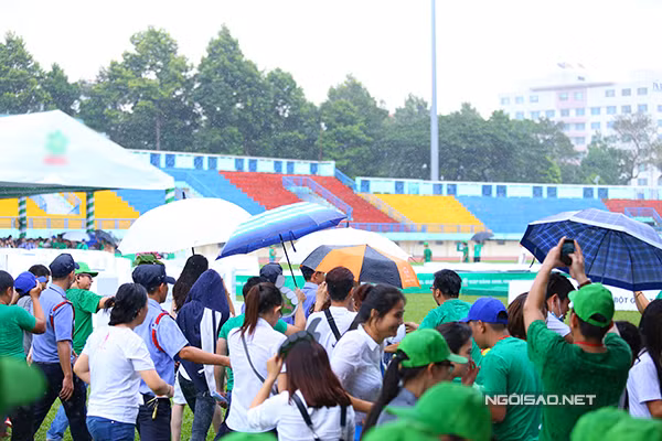 thuy-tien-hanh-phuc-duoc-chong-cham-soc-ti-mi-o-su-kien-10