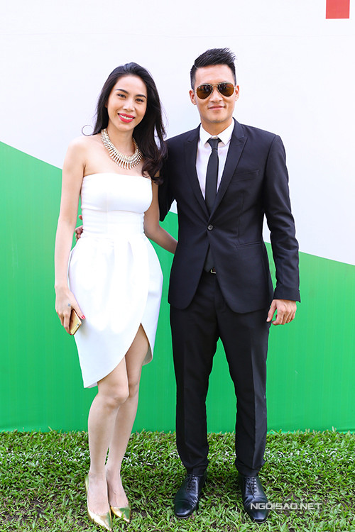 thuy-tien-hanh-phuc-duoc-chong-cham-soc-ti-mi-o-su-kien-1