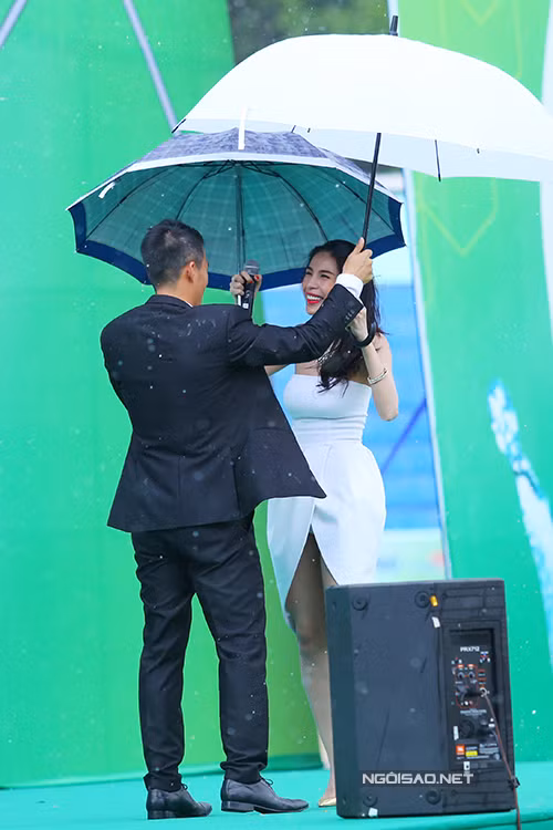 thuy-tien-hanh-phuc-duoc-chong-cham-soc-ti-mi-o-su-kien-7