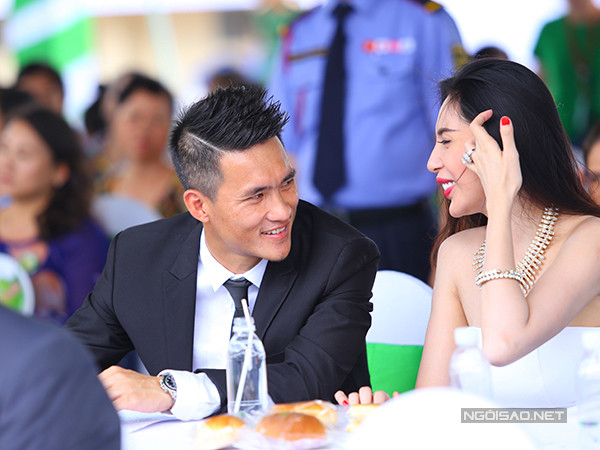 thuy-tien-hanh-phuc-duoc-chong-cham-soc-ti-mi-o-su-kien-3