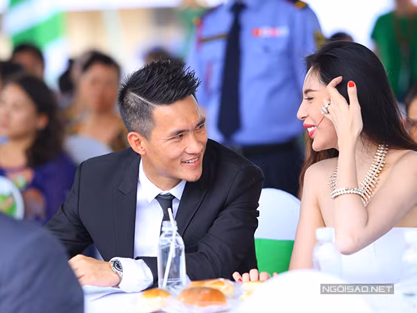 thuy-tien-hanh-phuc-duoc-chong-cham-soc-ti-mi-o-su-kien-3