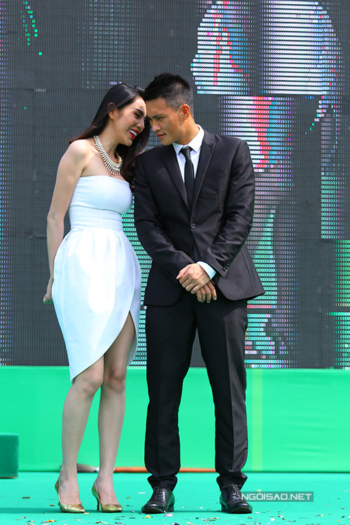 thuy-tien-hanh-phuc-duoc-chong-cham-soc-ti-mi-o-su-kien-5