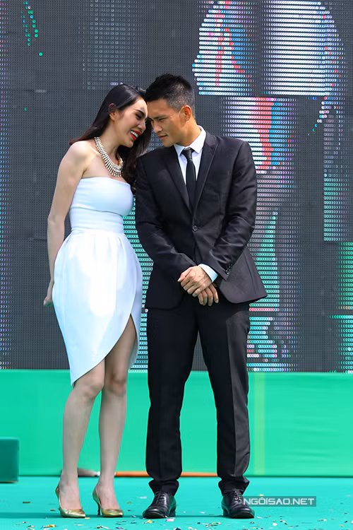 thuy-tien-hanh-phuc-duoc-chong-cham-soc-ti-mi-o-su-kien-5