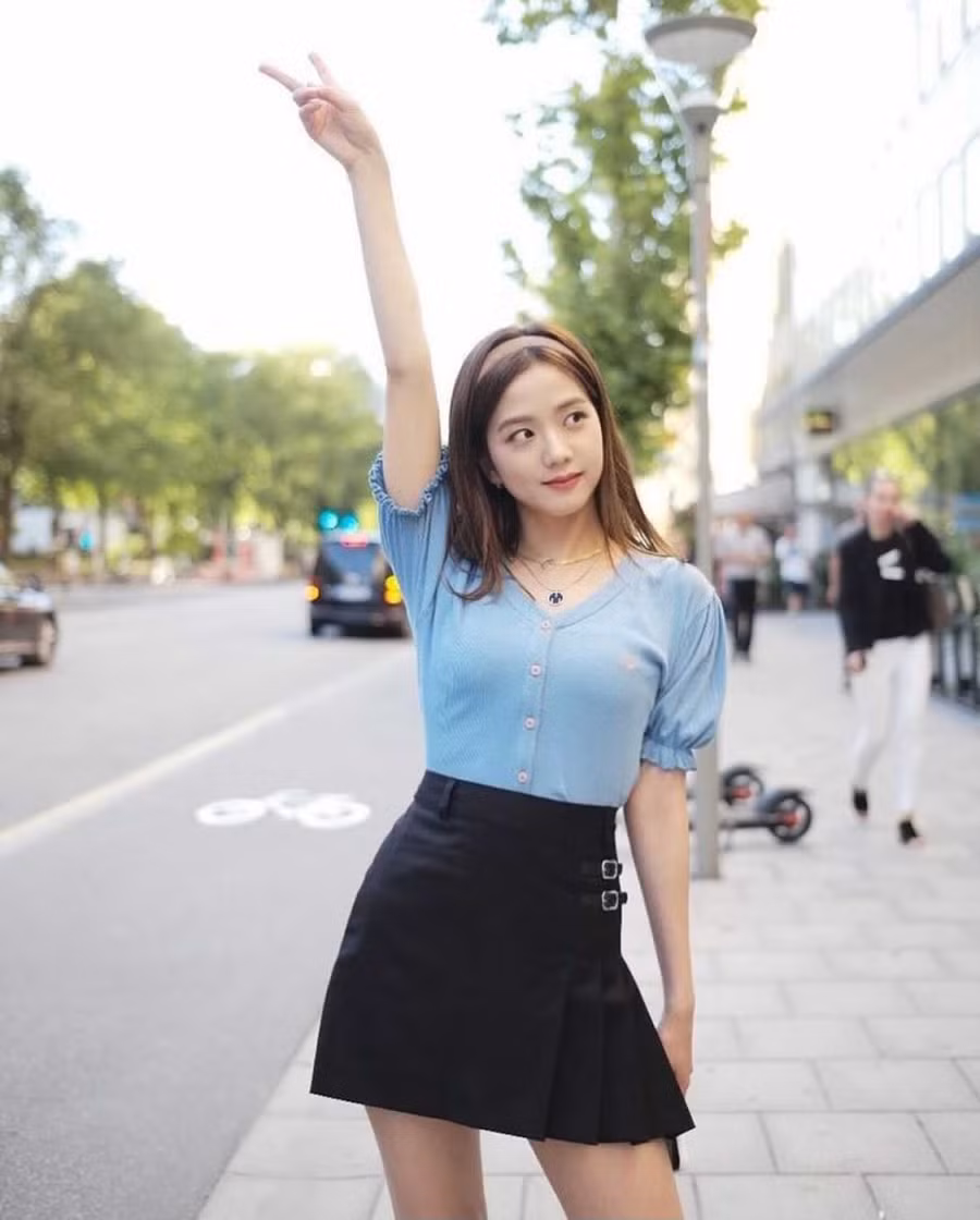 Jisoo rõ ràng biết cách trang bị phụ kiện để có một cái nhìn đơn giản và tinh tế hơn.